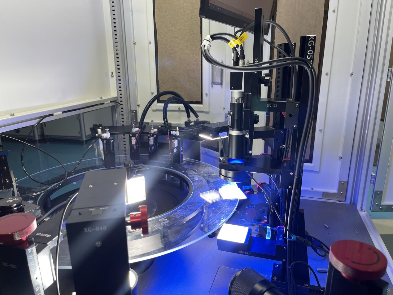 1、Equipment Conducting Appearance Inspection of Components, Image source Reke Intelligence.jpg